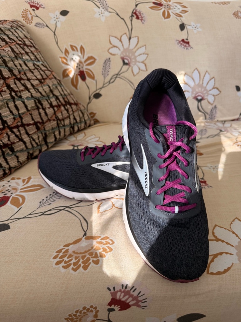 Brooks Women's Black and Pink/ Magenta Running Shoes - Picture 4 of 16